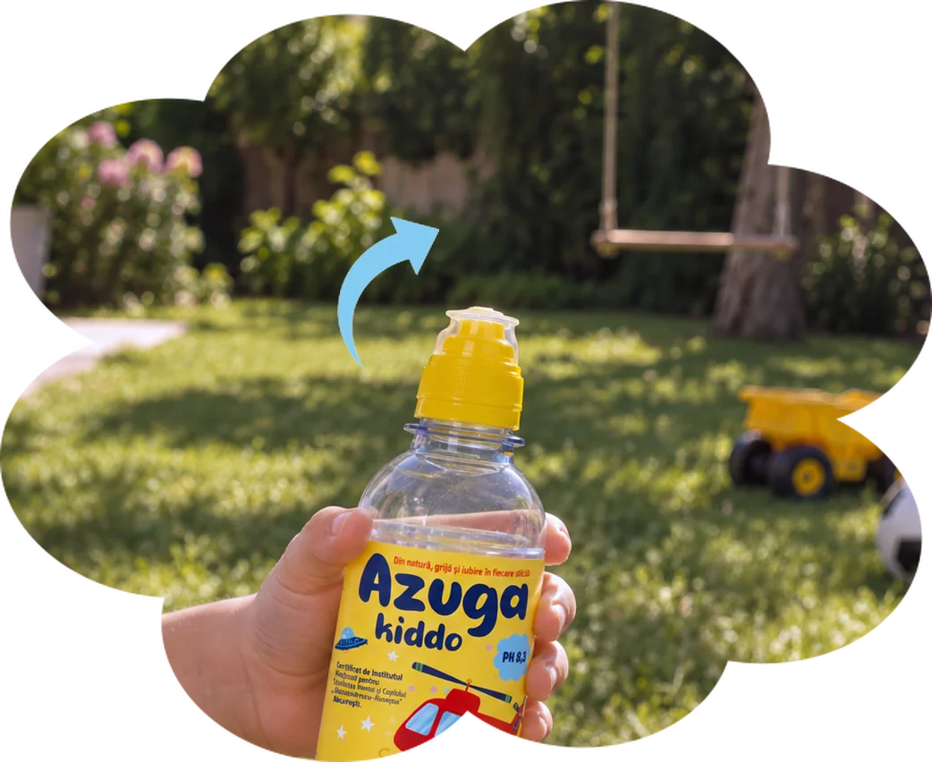 Sticlă Azuga Kiddo cu capac galben, ținută în parc
