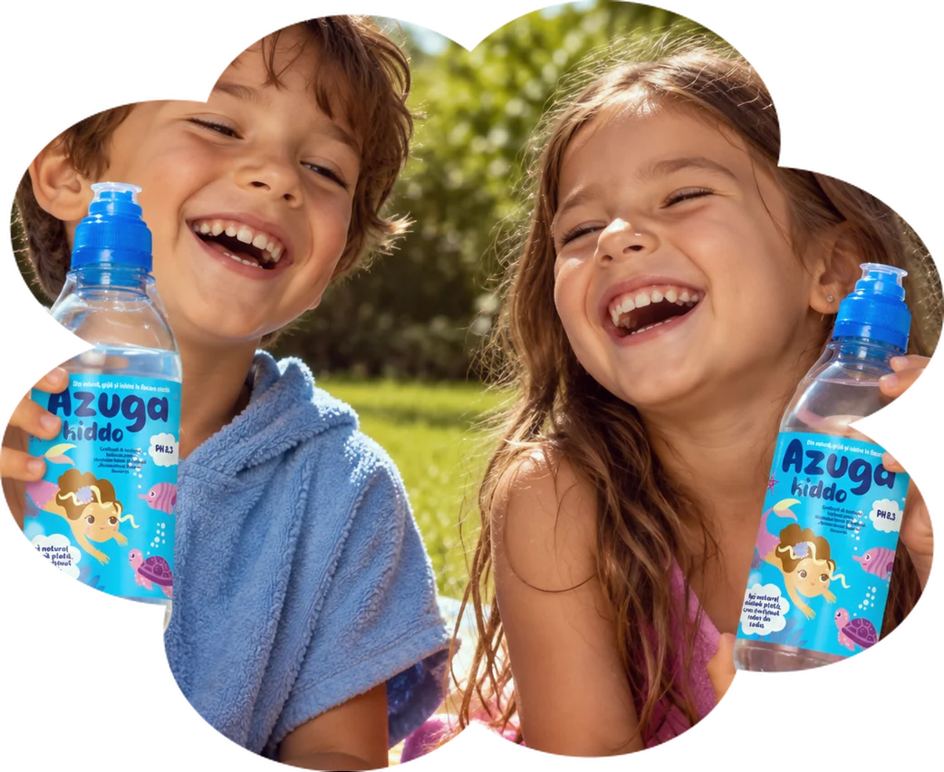 Doi copii râzând, cu sticle Azuga Kiddo